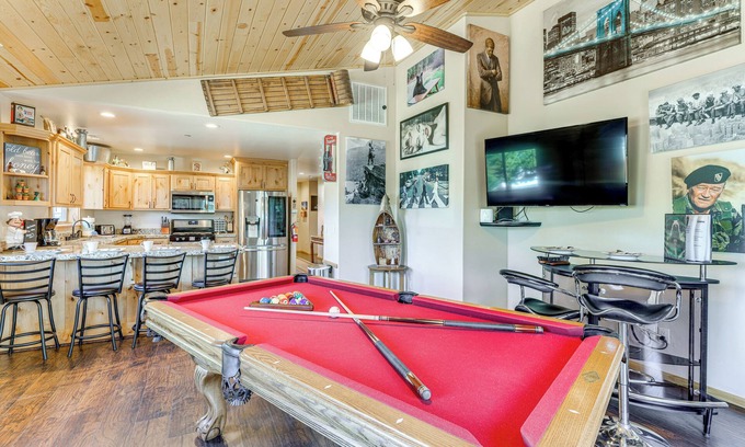 Woodlands Cabin | 'The Bear's Den' Cabin: 8 Mi to Snow Summit!