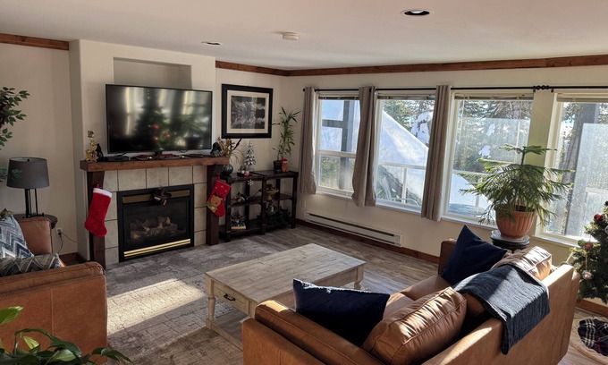 Big White Ski Resort Ski Chalet | The Bear's Den Ski Chalet/Private Hot Tub/Ski In+Out/with Parking/Pet-Friendly!