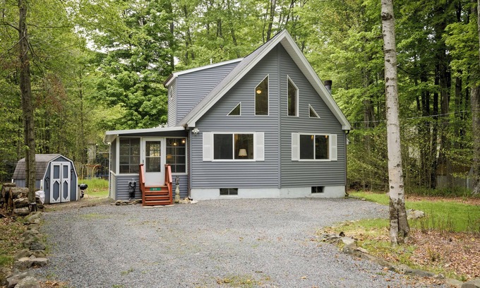 Thornhurst Ski Chalet | The Bear's House, Pet Friendly, Level 2 EV Charger