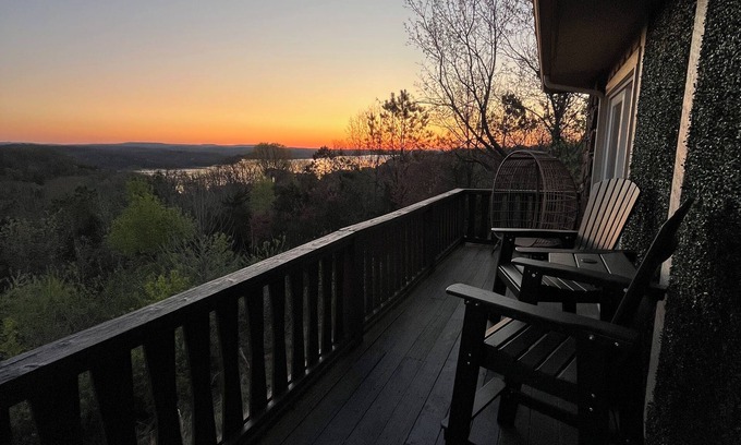 Prairie Creek House | The Beaver Lake Escape - 5 mins to DT Rogers King Beds - Fireplace - Lake Views