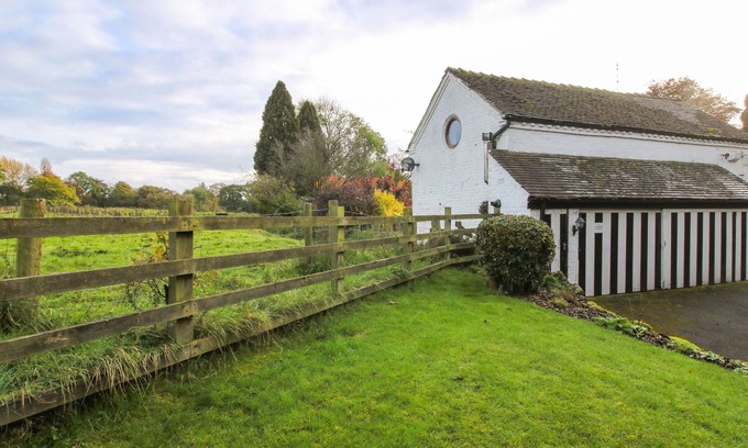 Balterley Cottage | THE BEEHIVE, pet friendly, character holiday cottage in Betley