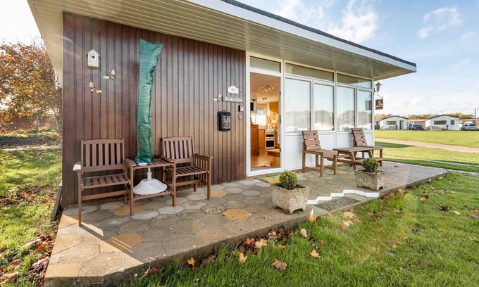 Mundesley Ski Chalet | The Bees Knees,a lovely homely spacious chalet (sleeping)600yds from the beach.