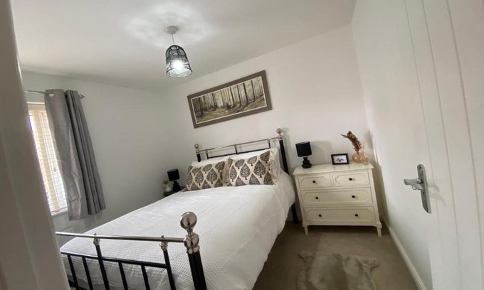 Rushden House | The Belfry 3 Bedrooms 2 Bathrooms Contractors & Family