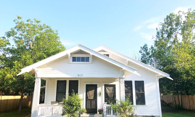 Fredericksburg House | The Bell House | Modernized Bungalow Near Main Street & Hwy 290 Wineries