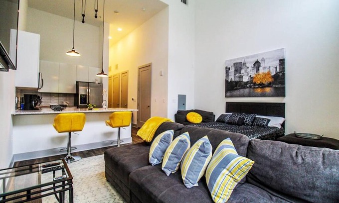 Cabbagetown Apartment | The Beltline Escape 10 Star Location Queen Bed Pkg