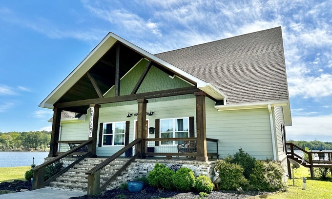 Negreet House | The Bend Waterfront Retreat, Private Boat Launch, Two Docks, Panoramic Views!