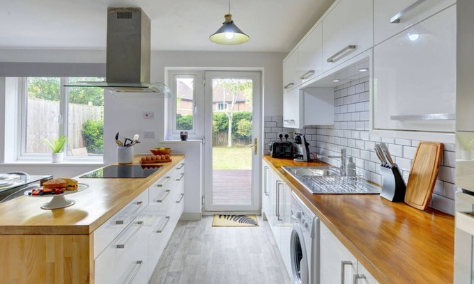 Bletchley Villa | The Bernstein by SILVA | Stylish House with Garden & Parking