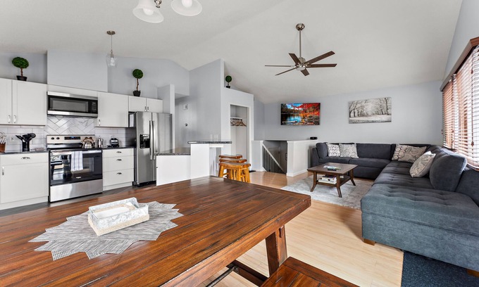 Northeast Minneapolis House | The Best NE Riverfront Dist Home! Large & Mod: 6 BDR & close to all Minneapolis