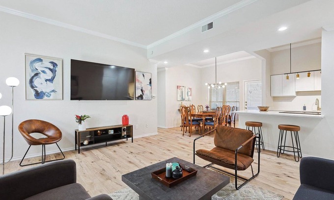 North Dallas Apartment | The Best of The North Dallas Area, Pool & Patio