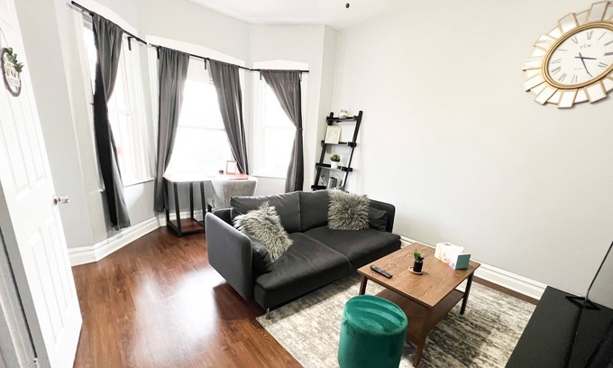 Avondale Apartment | The best place to stay for commuting in Chicago!