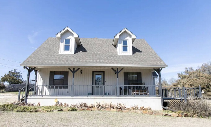 McLennan County House | The Bethany Lodge - Quaint home in the country
