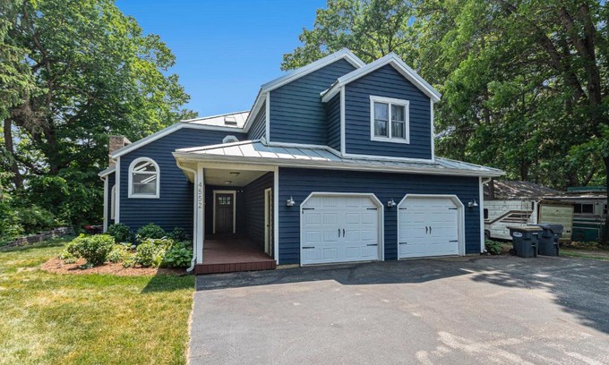 Berrien Springs House | The Big Blue Lakehouse