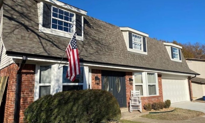 South Tulsa House | "The Big Cozy"- WiFi, Hot tub, Grill, Sleeps 8