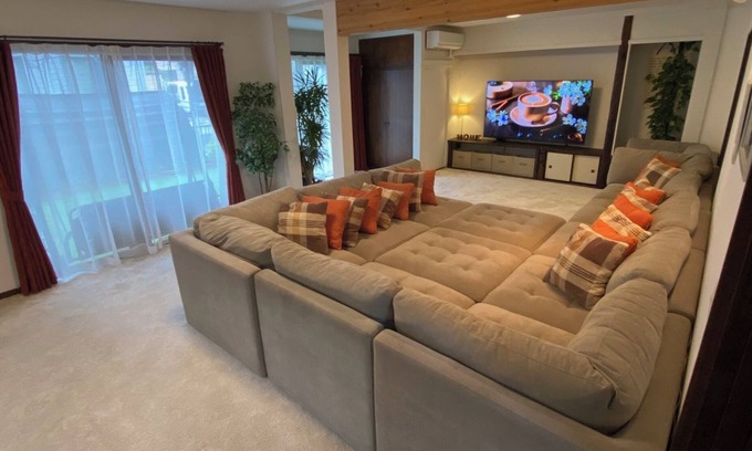 Midori House | The BIG Orange House with yard ! Direct bus from Haneda.