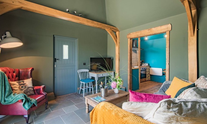 Capel-le-Ferne Cottage | The Bird Hide - quirky, cosy lodge with hot tub - perfect romantic getaway!