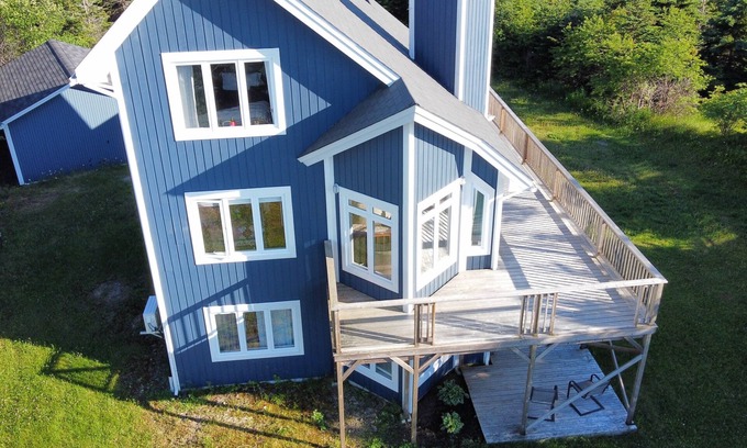 Dildo House | The Bird House- 3 bed unique home with Hot tub