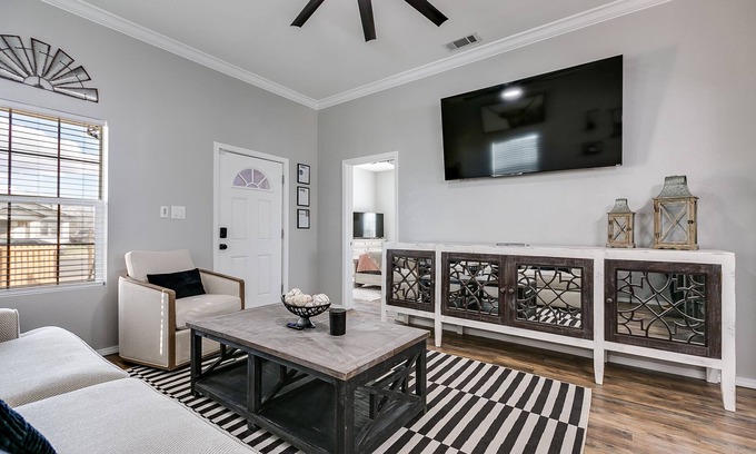 San Angelo House | The Bird House - 3 Bedroom Downtown Nest