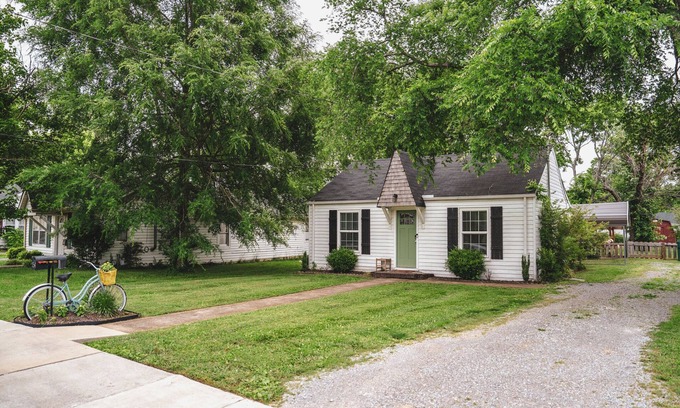 Lebanon House | The Bird House – Charming Downtown Lebanon Stay, Pets Welcome!