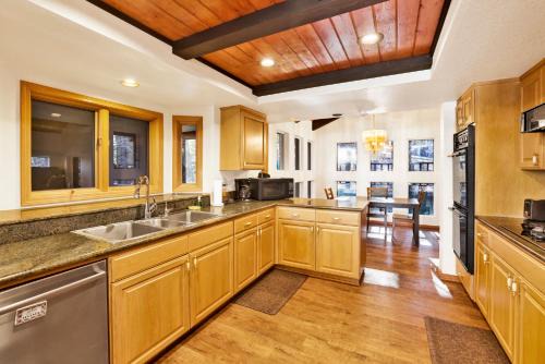 Big Bear Lake House | The Birdhouse at Big Bear Lake- Lakeview Family Retreat