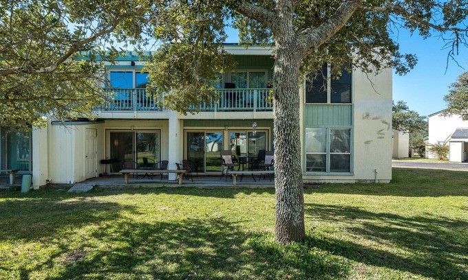 Sailhouse Condo | The Birds and The Beach | Pet Friendly, Fishing!