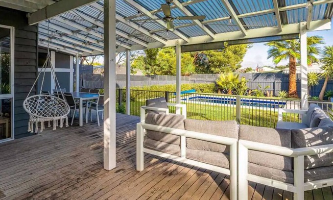 Sunset Strip House | The Birkdale by Ready Set Stay- heated pool, WIFI, amazing and modern