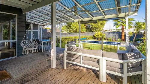 Sunset Strip House | The Birkdale with Heated Pool by Ready Set Stay - BYO Linen and Towels