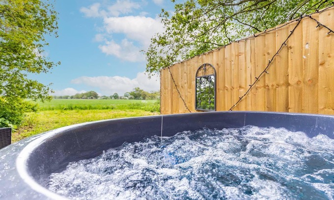 Thetford Cabin | The Bishy Barney Bee - Norfolk Holiday Properties