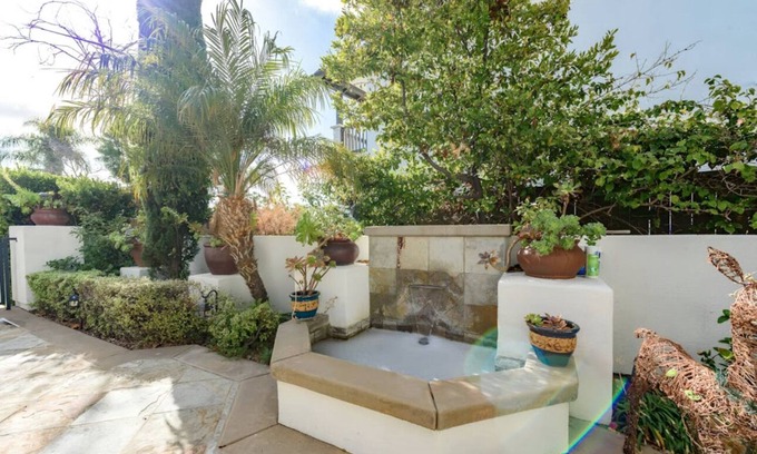 Torrey Highlands Apartment | The Black and White Suite at Torrey Highlands