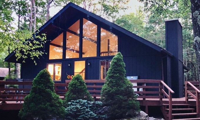 Lake Harmony Estates Ski Chalet | The Black Chalet at Lake Harmony in Poconos