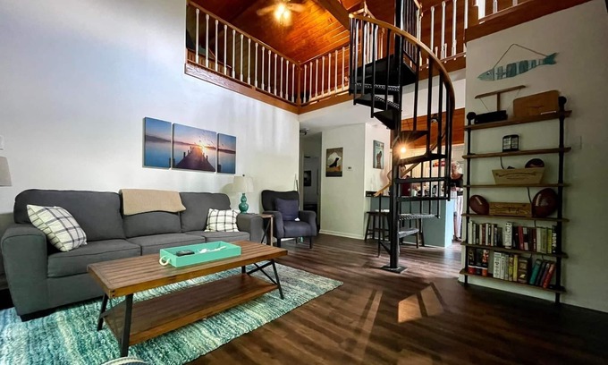 Littleton Cabin | The Black Dog Cabin - Your Convenient Lake Gaston, Pet-Friendly Retreat