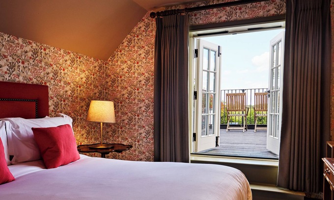Ford Hotel | The Black Horse, Climping