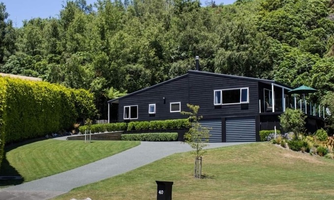 Kinloch House | The Black House - Tranquil location, Pet friendly & Linen provided!