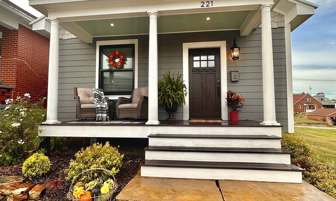 Hermann House | The Black Magnolia - downtown with a charming patio to enjoy