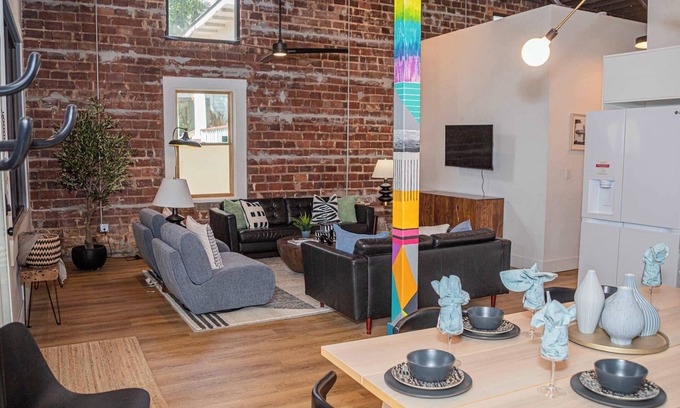 Springfield House | The Black Pearl - A Gorgeous Industrial-Style 4BR Home