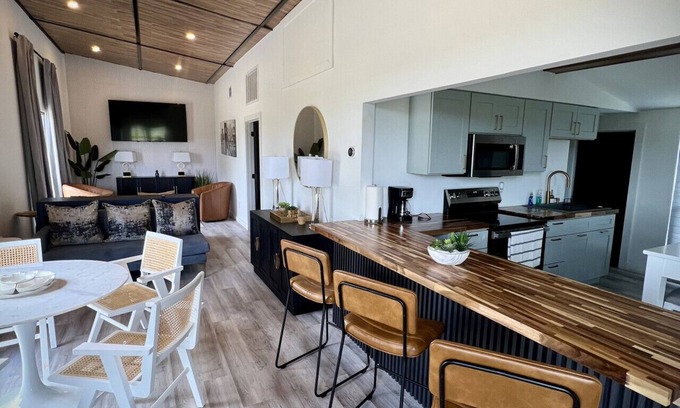 Poteet House | The black stone luxury retreat
