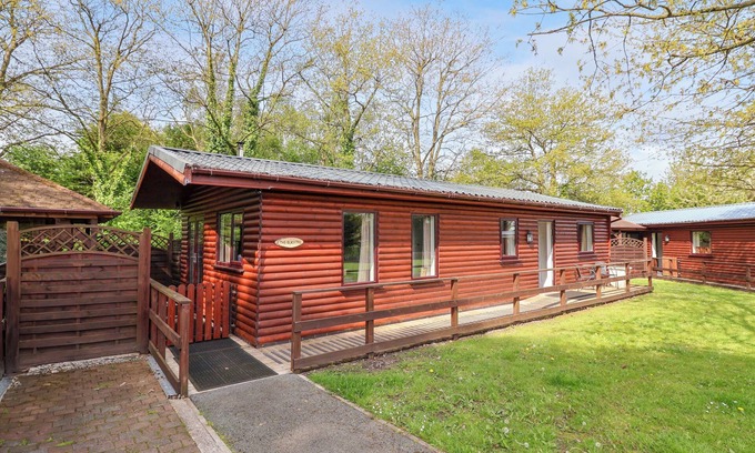 Saint Asaph Cottage | THE BLACKTAIL, pet friendly, with hot tub in St Asaph