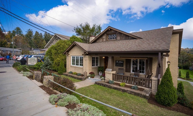 Blowing Rock House | The Blake on Main St- NEW LUXURY RENTAL ON MAIN STREET BLOWING ROCK