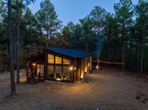 Pickens House | The Blaylock Cabin, 2 King, Hot Tub, Pet Friendly!