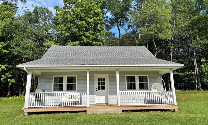 Ferndale Cottage | The Blissful Bluebird: Country Cottage With 2 Bedrooms, 2 Bedrooms, Heat and AC