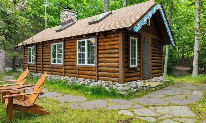 Harbor Springs Cabin | The Blissful Cabin - A cozy one-bedroom cabin with a fireplace.