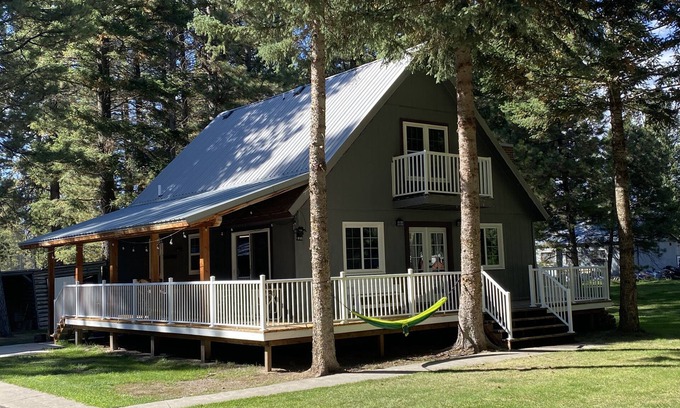 Lincoln House | The BLL Cabin with 4 kings and 1 full bed in town.