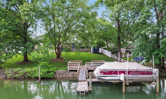 Mayhew House | The Blue Bungalow - Stay for 8