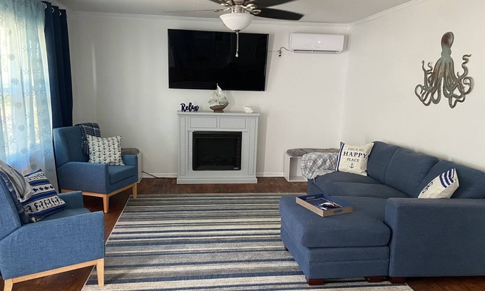 Grand Rivers House | The Blue Bungalow, 3 min.from KY Lake, Green Turtle Bay Resort and Patti’s Rest.