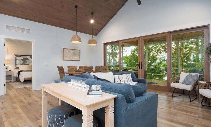 Scottsville House | The Blue Cat: Family-Friendly Luxury Lakefront Retreat w/Fire Pit, Sunset Views