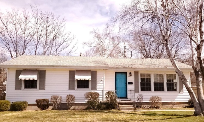 Lakeside Cottage | The Blue Door Cottage