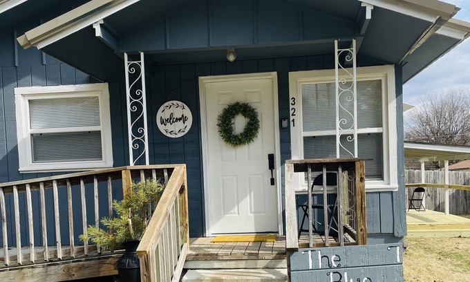 Salem House | The Blue House - Central location!