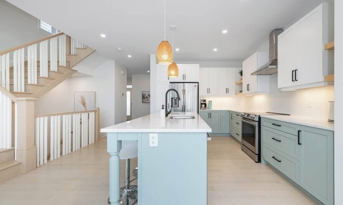 Ottawa Division House | The Blue Minty: luxury fully furnished 4-bedroom mid-term rental detached home