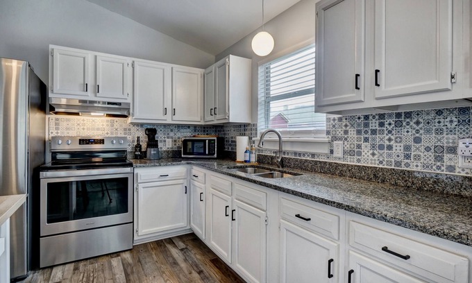 Wilmington Historic District Cottage | The "Blue Moon" Cottage, Downtown Wilmington! 9 blocks to Historic Riverfront!