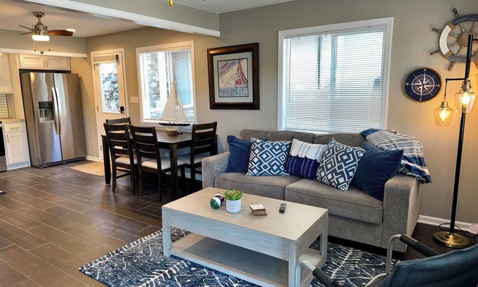 Sunrise Beach House | THE BLUE PEARL~Lakefront home, Private Dock, Floats, near Bars & Public Ramp