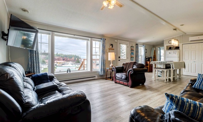 Bay View House | The Blue Whale Cottage- Beautiful Views and Hot Tub